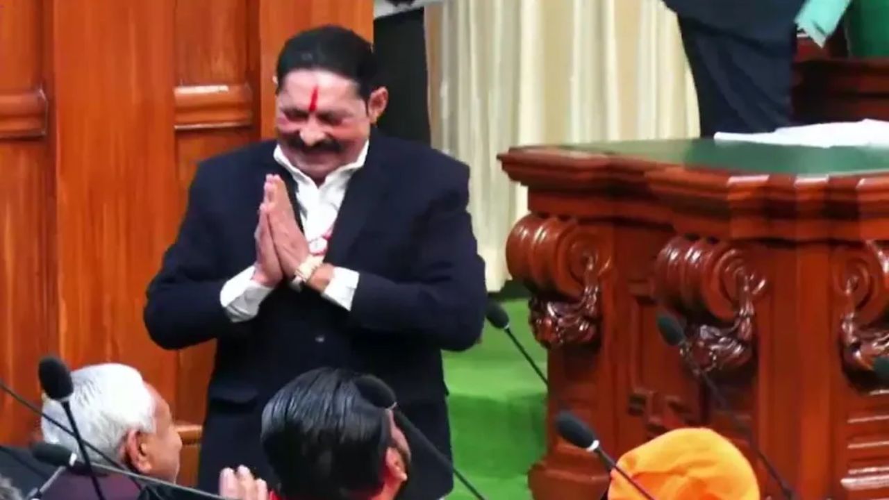 VIDEO: जेल से सत्ता तक का सफर! एम्बुलेंस से विधानसभा पहुंचे अनंत सिंह, शपथ के बाद छुए नीतीश कुमार के पैर