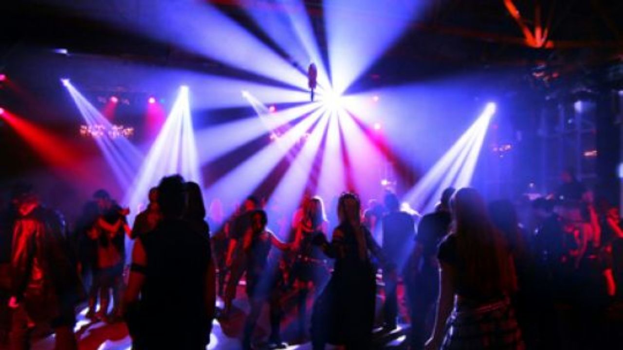 अंधेरी डांस बार विवाद: महिला परफॉर्मर्स ने पुलिस पर लगाए उत्पीड़न और बदसलूकी के गंभीर आरोप