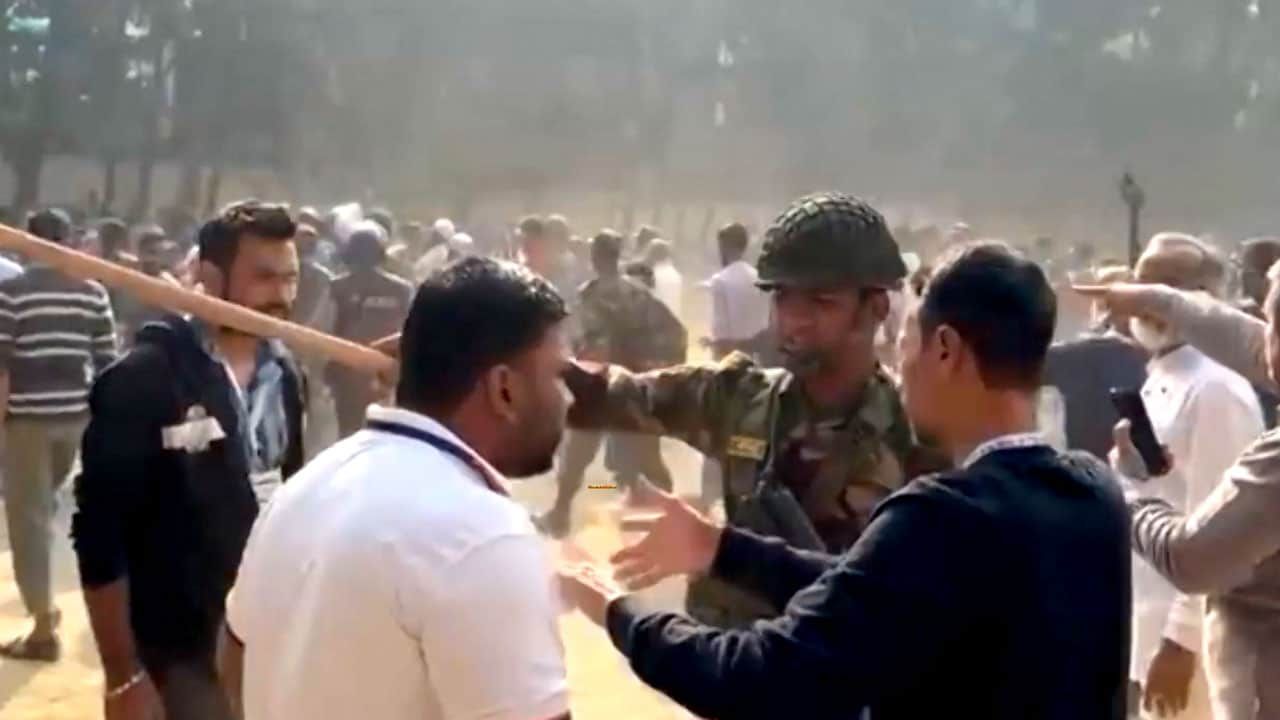 मतदान के बीच बांग्लादेश में बवाल, दो वोटिंग सेंटर के बाहर बम धमाके, BNP कार्यकर्ता की मौत से मचा हड़कंप