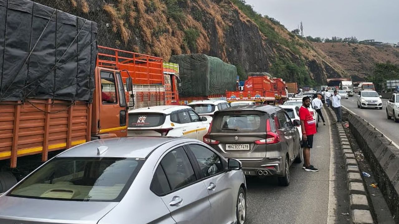 Mumbai-Pune Expressway: 32 घंटे के जाम के बाद फिर लगा 5 किमी लंबा जाम, बोरघाट में रेंग रही हैं गाड़ियां