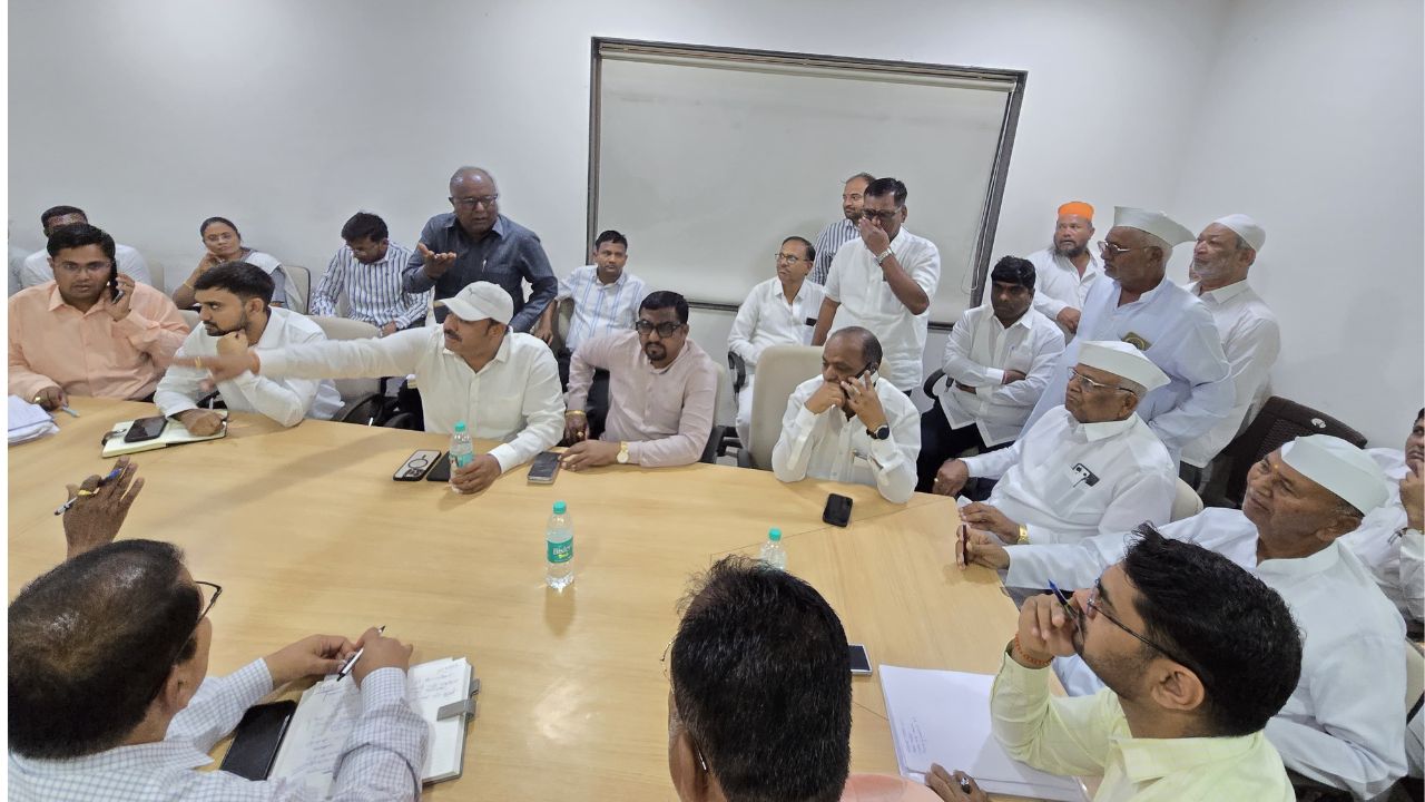 छगन भुजबल के जनसंपर्क कार्यालय में समीक्षा बैठक संपन्न, जनसमस्याओं का तत्काल समाधान करने के निर्देश