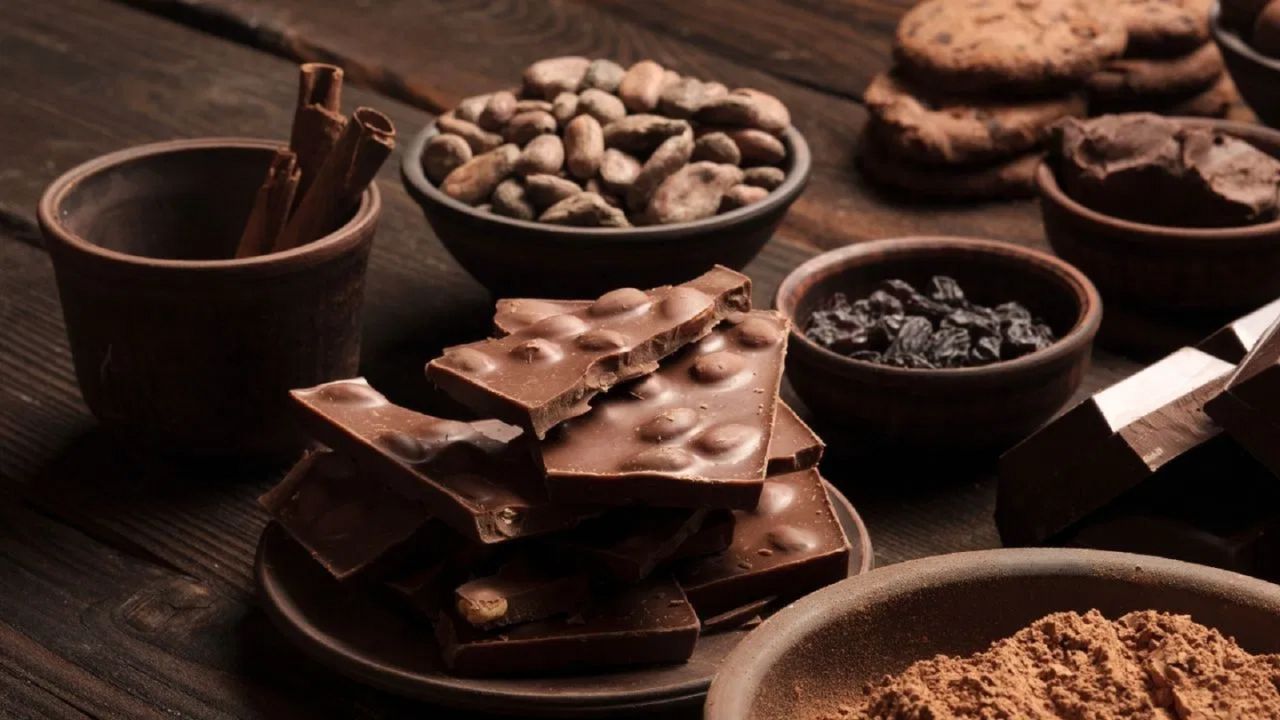 सिर्फ प्यार ही नहीं, सेहत भी बढ़ाती है चॉकलेट, ये हैं वो 7 जबरदस्त फायदे जो शायद ही आपको पता हों।