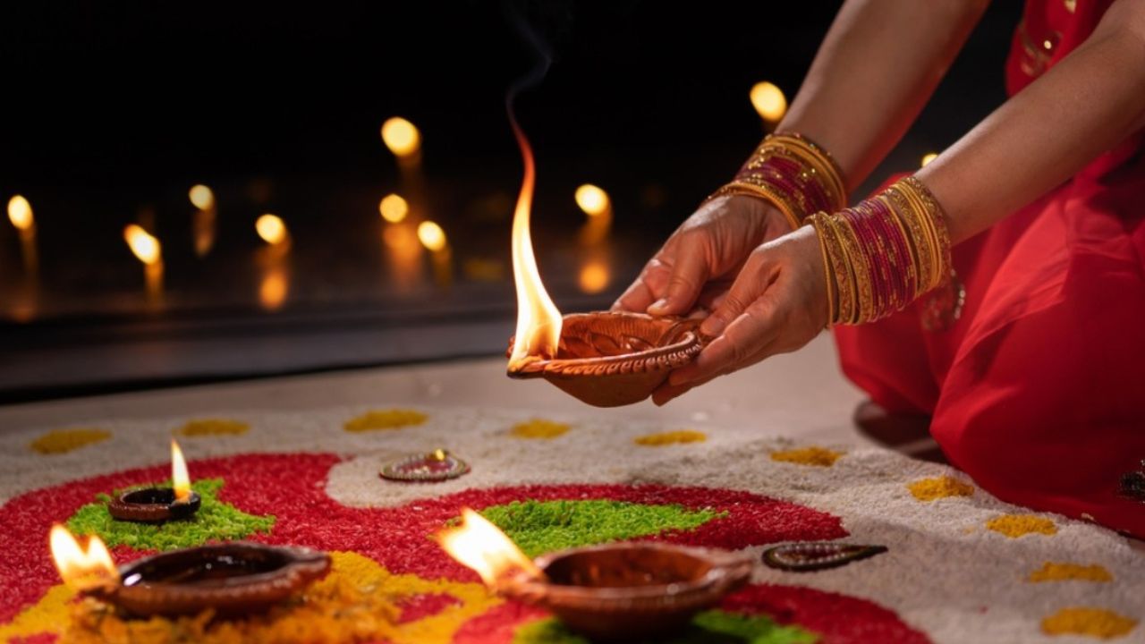दीपक जलाने का सही समय क्या है? छोटी-सी गलती बन सकती है बड़े दुर्भाग्य की वजह!