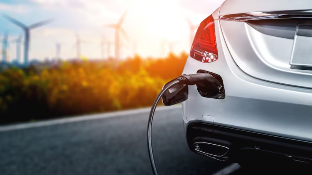 EV सस्ते होंगे या महंगे? सरकार का बड़ा दांव, बैटरी और लोकल मैन्युफैक्चरिंग पर बरसे हजारों करोड़