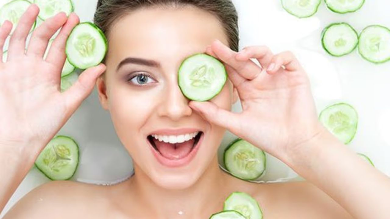 स्किन केयर प्रोडक्ट्स पर क्यों खर्च करना? इन 5 नेचुरल जूस से पाएं बेदाग और निखरी रंगत।