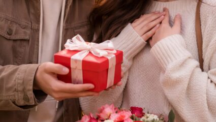 Valentine’s Day पर अपने पार्टनर को दें ये गिफ्ट्स, प्यार तो बढ़ेगा ही  सुख-समृद्धि भी आएगी!