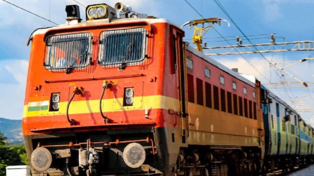 मुंबई समेत पूरे देश में होली स्पेशल ट्रेनों की बौछार, भीड़ नियंत्रण के लिए रेलवे की खास तैयारी