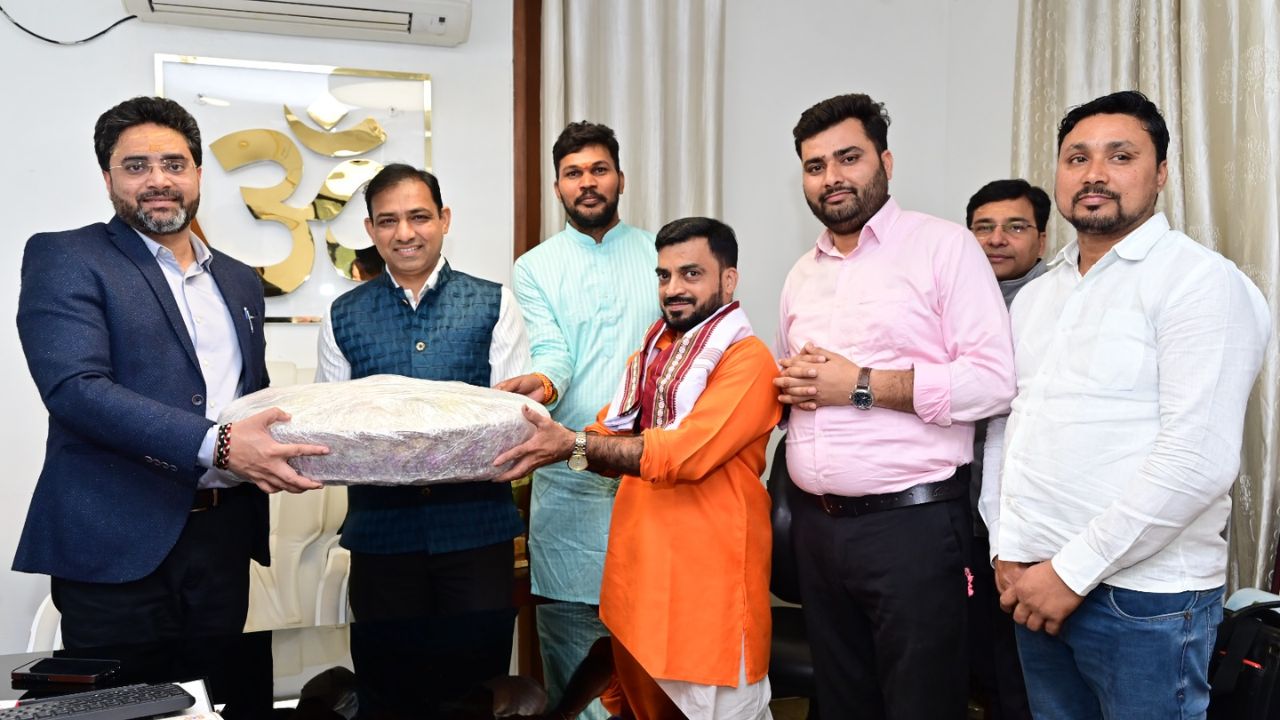 महाशिवरात्रि पर काशी-मुंबई का अद्भुत संगम: सिद्धिविनायक मंदिर से बाबा विश्वनाथ के लिए आई विशेष ‘पावन भेंट’