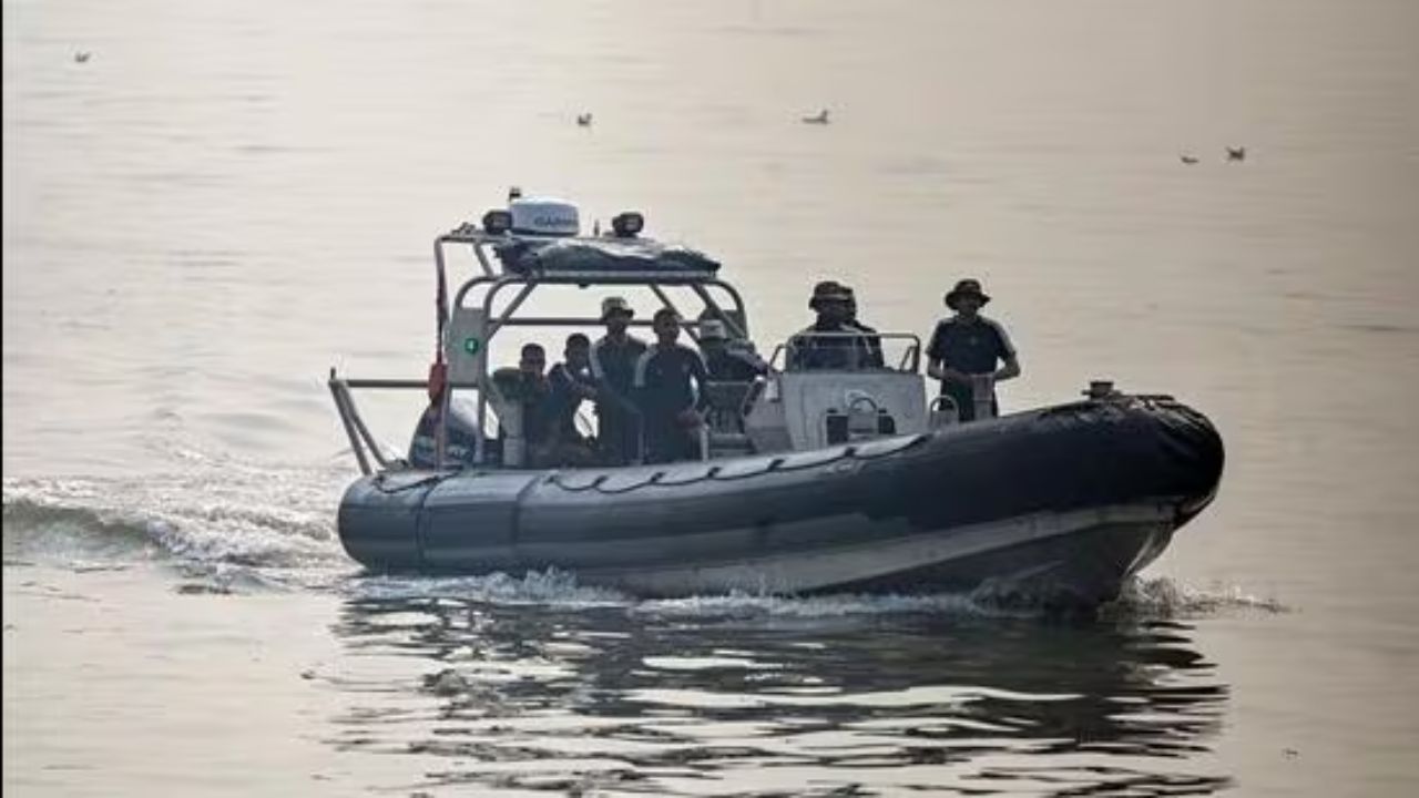 मुंबई से 100 समुद्री मील दूर तेल तस्करी रैकेट का भंडाफोड़, तटरक्षक बल ने पकड़े 3 जहाज