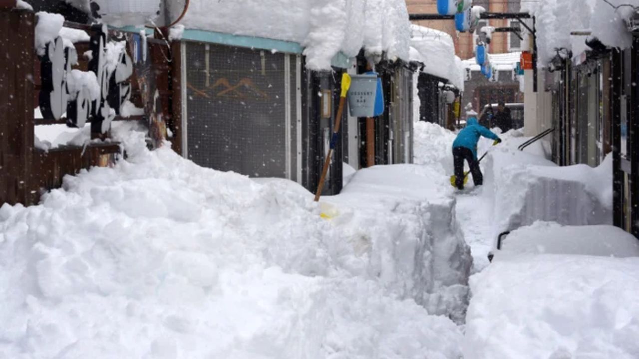 जापान में ‘सफेद मौत’ का तांडव: भीषण बर्फबारी से 35 की गई जान, 40 साल का टूटा रिकॉर्ड; सेना ने संभाली कमान