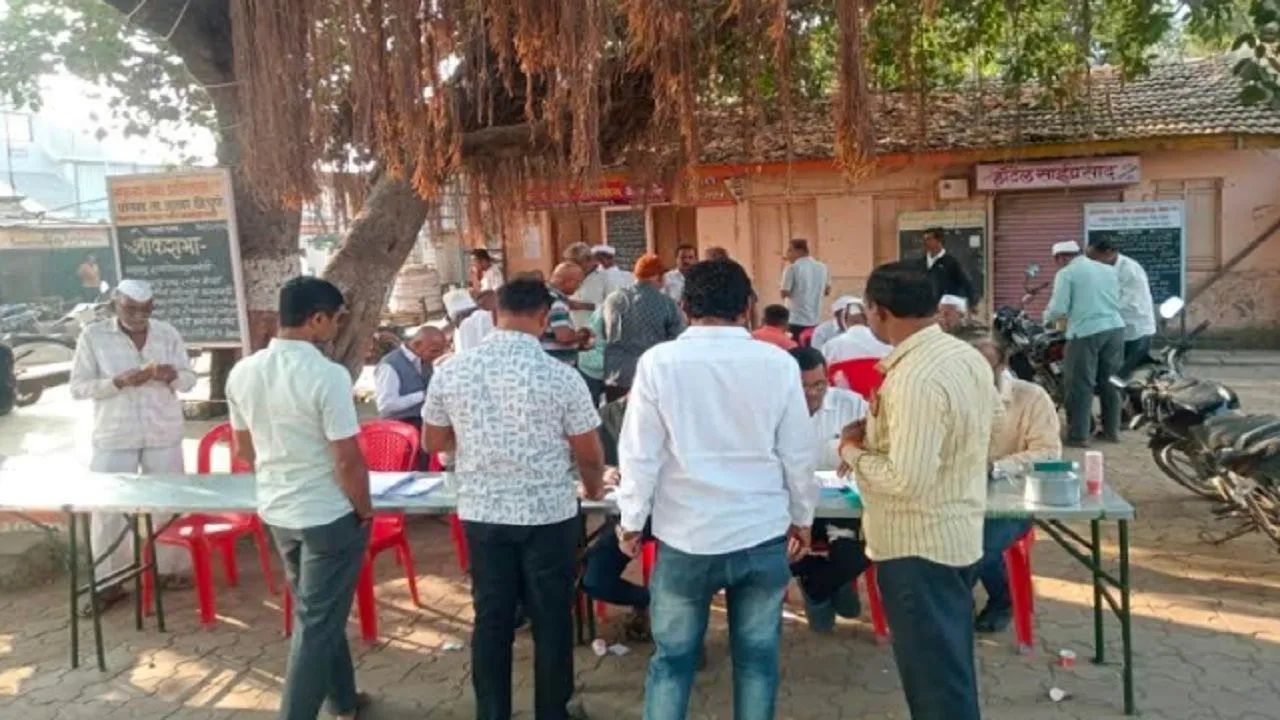 ‘मेरा वोट किसने डाला?’ पुणे के जुन्नर में बोगस वोटिंग देख भड़के युवा, मतदान केंद्रों पर भारी तनाव
