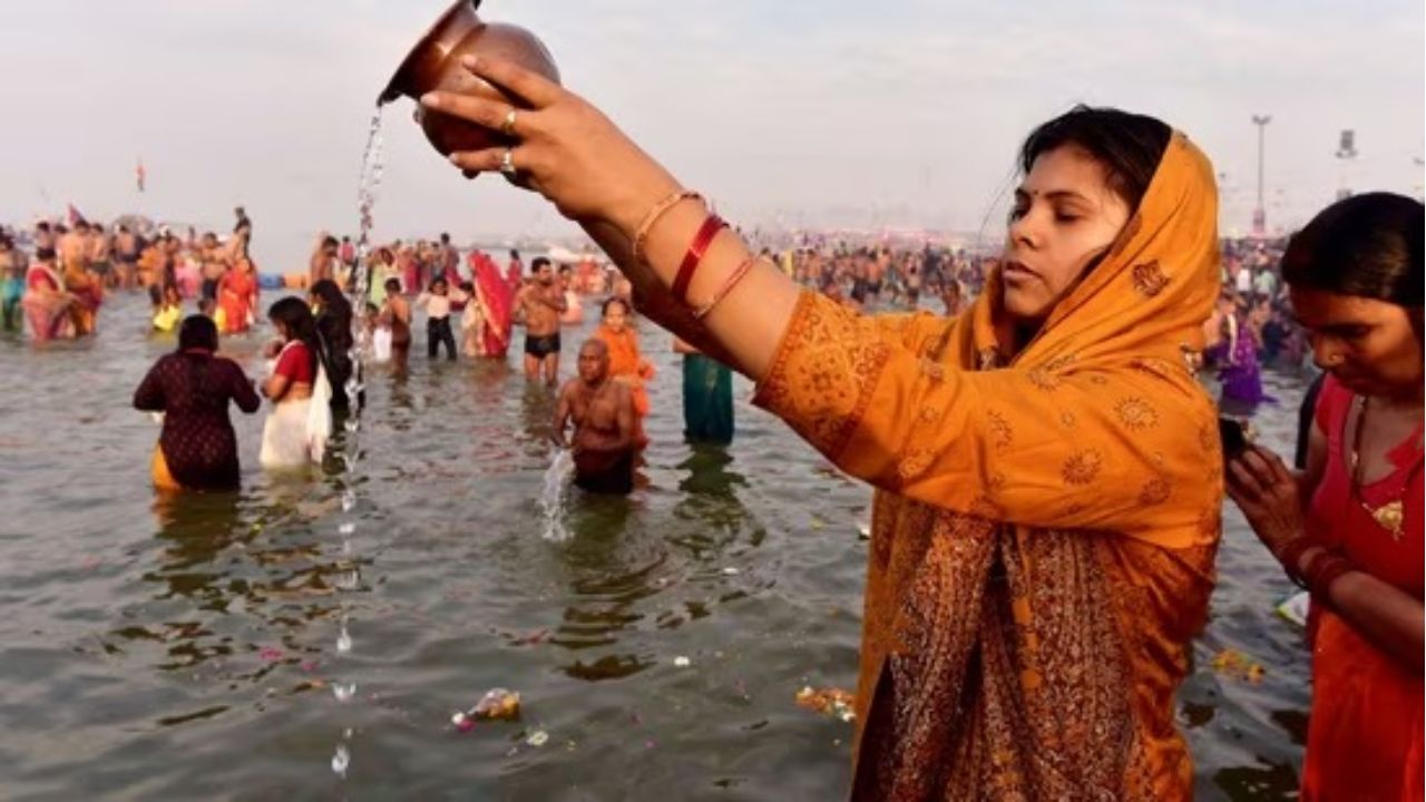 कड़ाके की ठंड को मात देकर माघी पूर्णिमा पर रिकॉर्ड स्नान, 2.10 करोड़ श्रद्धालुओं ने संगम में लगाई पवित्र डुबकी