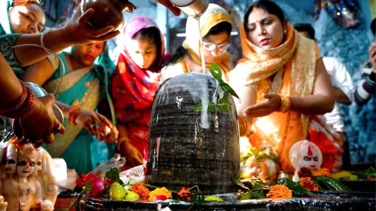 Mahashivratri 2026 पर अपनी राशि अनुसार शिवलिंग पर चढ़ाएं ये विशेष चीजें,  देवाधिदेव हर लेंगे आपके सारे कष्ट