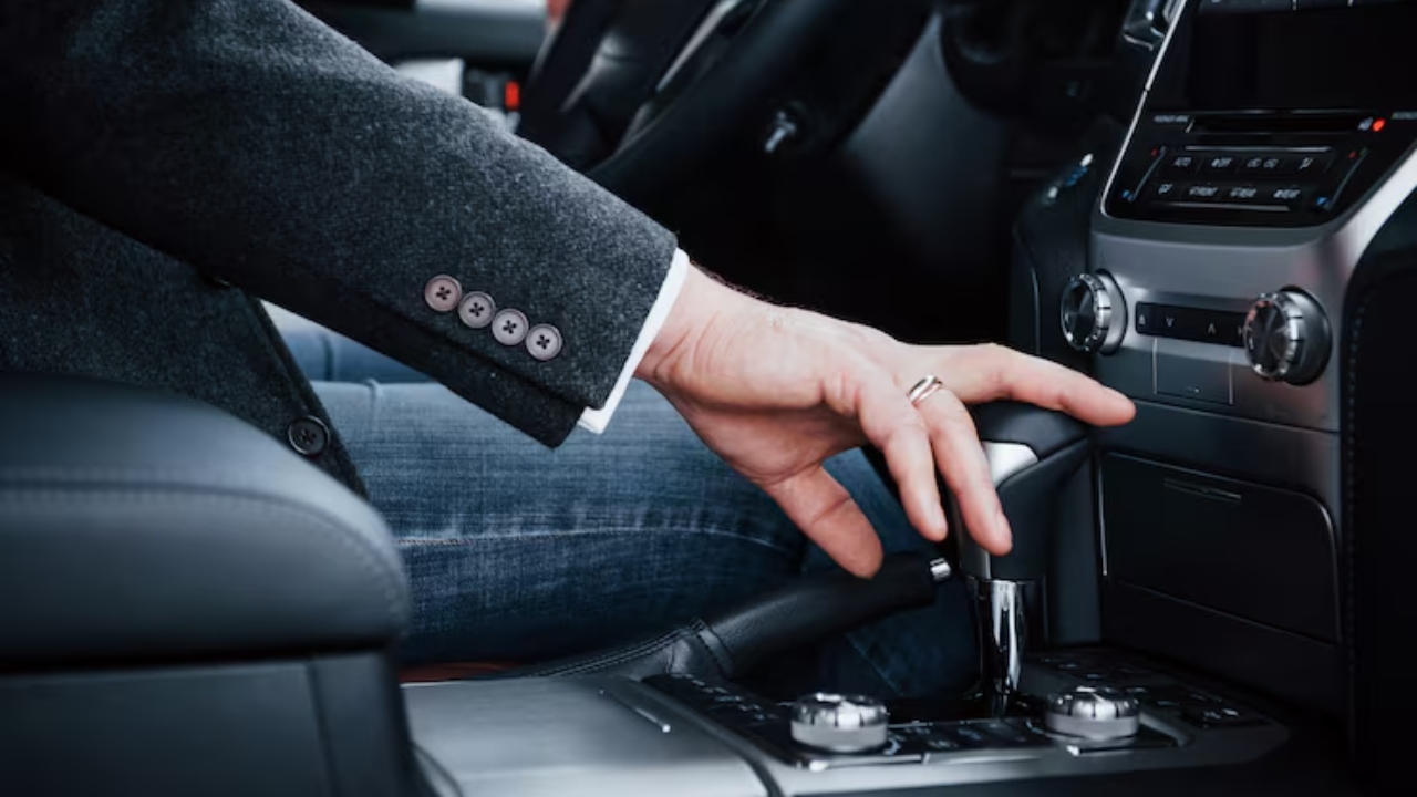 कम बजट में कार खरीदने वालों के लिए बड़ा सवाल, Manual या Automatic, किसमें है असली फायदा?