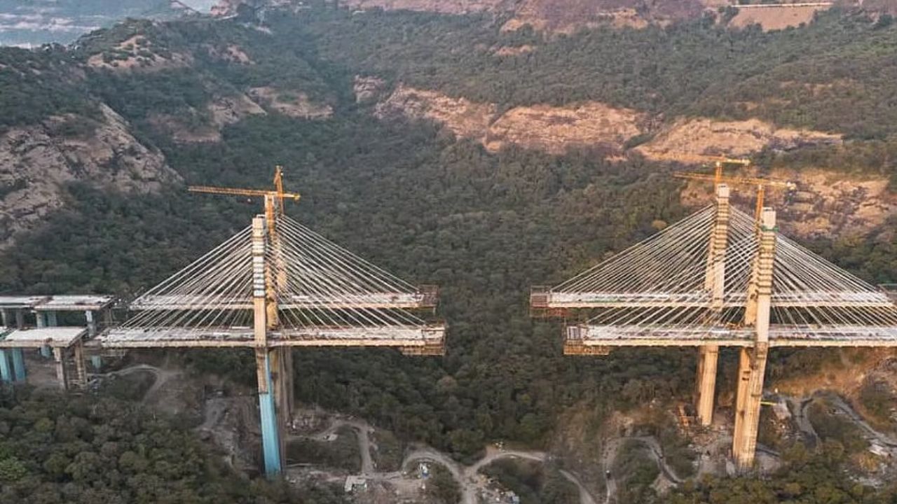 32 घंटे के जाम ने हिलाई सरकार, शिंदे ने ‘मिसिंग लिंक’ प्रोजेक्ट को मई 2026 तक पूरा करने का दिया अल्टीमेटम