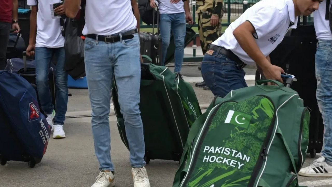 पाकिस्तानी खिलाड़ियों के लिए काला दिन…दाने-दाने को तरसे! होटल बुकिंग नहीं तो फुटपाथ पर बितानी पड़ी रात