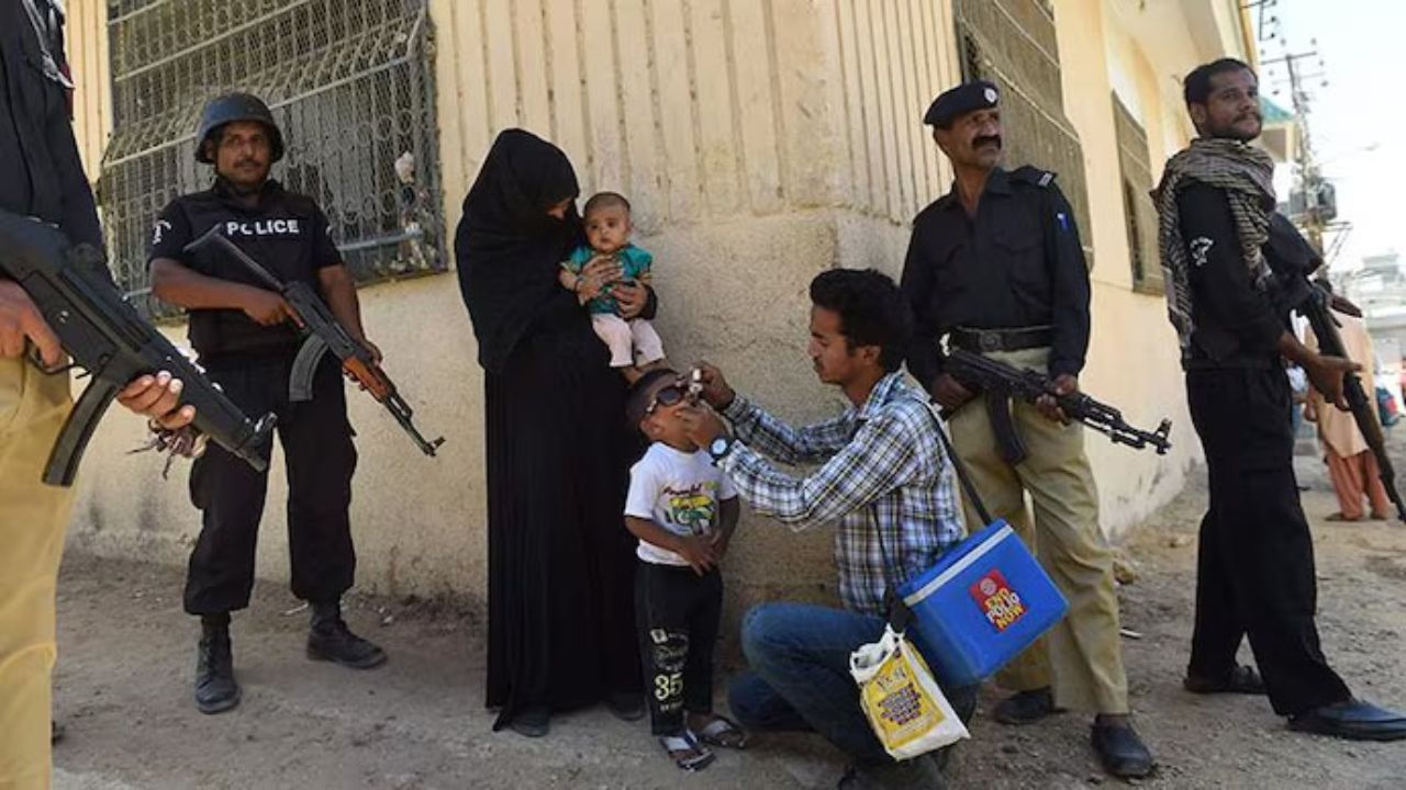 बच्चों को बचाने निकले थे, खुद बन गए शिकार… PAK में पोलियो टीम पर आतंकियों ने बरसाईं गोलियां; मचा हड़कंप