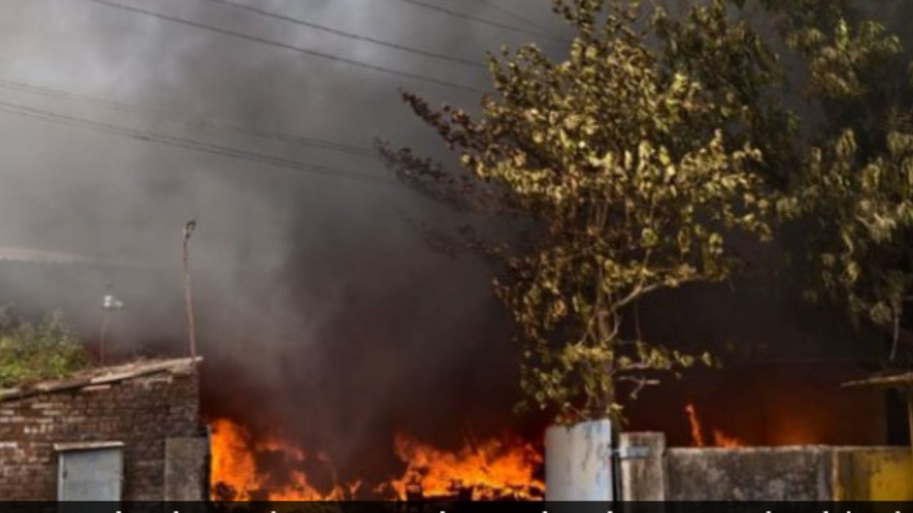पालघर औद्योगिक क्षेत्र में फर्नीचर यूनिट में भीषण आग, बाल बाल बचे मजदूर; कोई हताहत नहीं