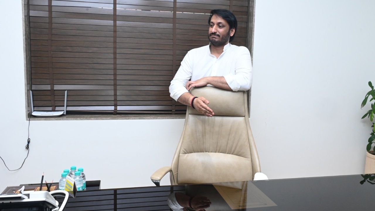 पिता की खाली कुर्सी को देख भावुक हुए पार्थ पवार, NCP ऑफिस लाई गई अजित पवार की अस्थियां, इमोशनल कर देगा VIDEO