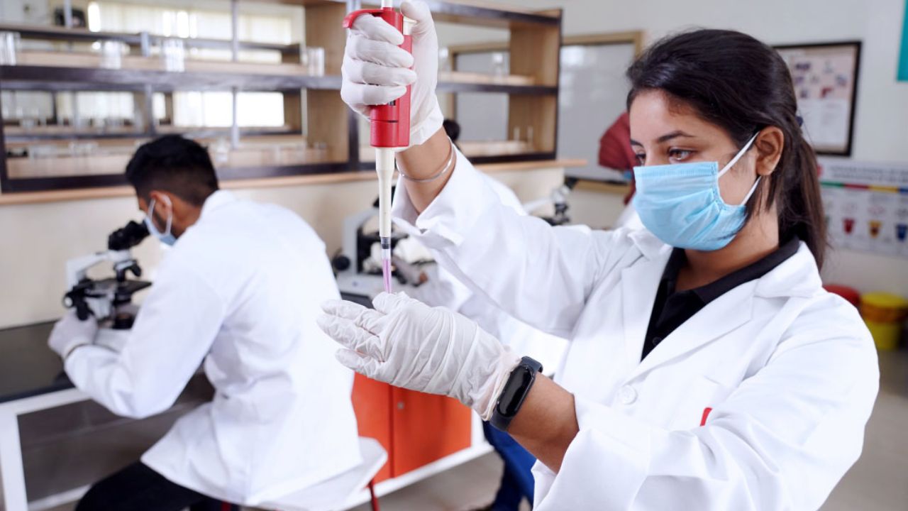 फार्मेसी छात्रों पर मंडराया लाइसेंस रद्द होने का खतरा, एग्जिट एग्जाम में देरी से बढ़ी परेशानी