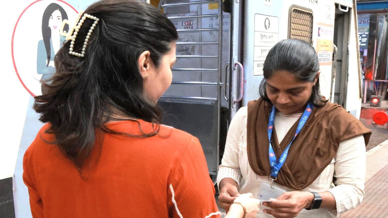 बिना टिकट यात्रियों पर पश्चिम रेलवे का शिकंजा, 10 महीनों में वसूले 172 करोड़ रुपए, 27 लाख अवैध यात्री पकड़े गए