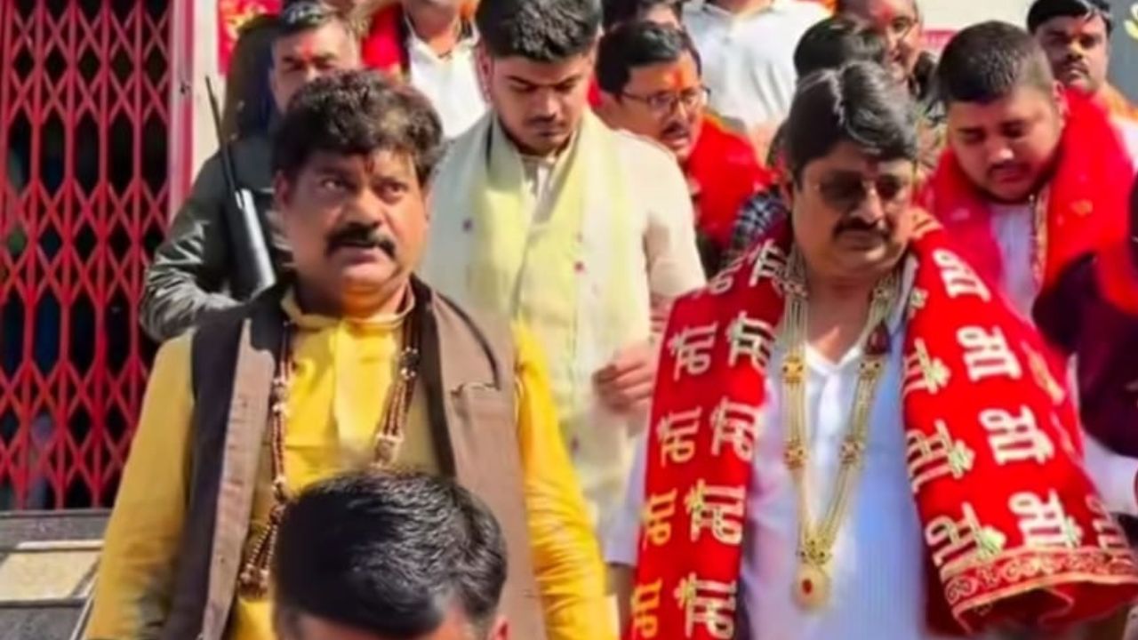 मैहर में बाहुबली विधायक के लिए टूटे नियम, राजा भैया ने गर्भ गृह में की शस्त्र पूजा, मचा हंगामा