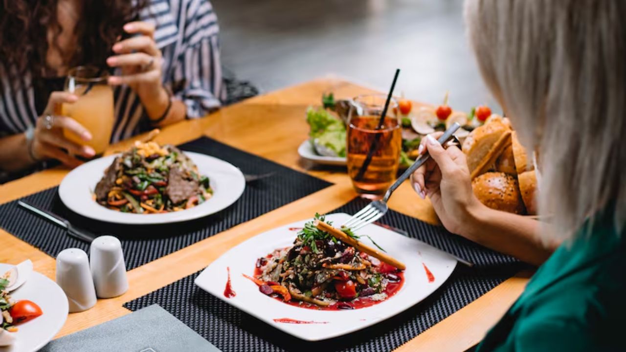 Health Alert: रेस्टोरेंट के खाने में छिपी है वो एक चीज, जो अंदर से सुखा देती है आपका शरीर!