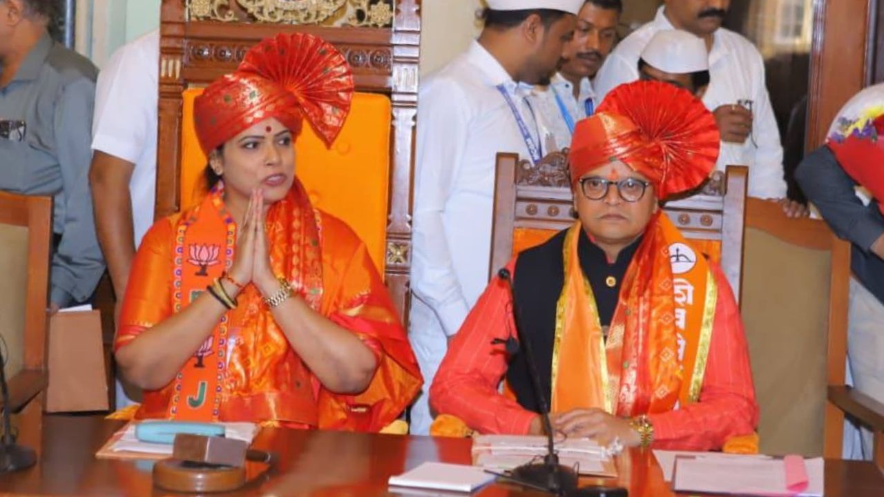 कौन हैं मेयर रितु तावड़े और डिप्टी मेयर संजय घाड़ी? जानिए उनकी संपत्ति और राजनीतिक सफर
