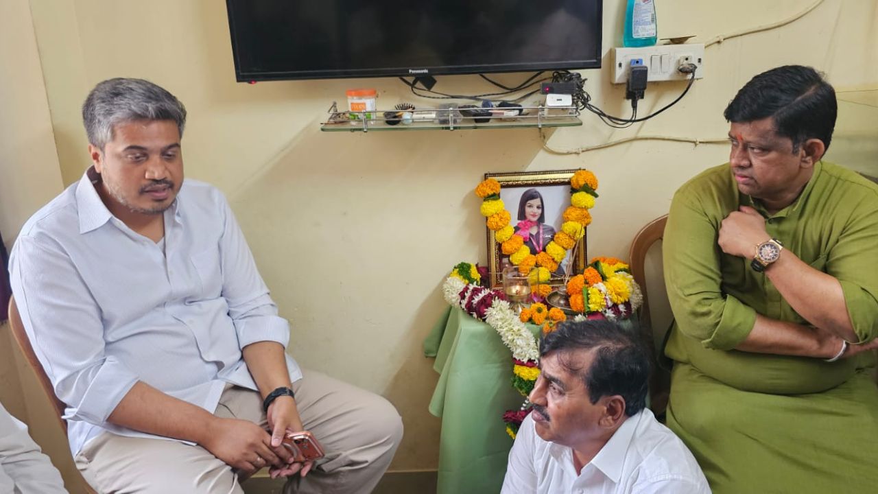 Mumbai: टैक्सी ड्राइवर की बेटी पिंकी माली की कहानी ने भावुक किया, रोहित पवार पहुंचे घर