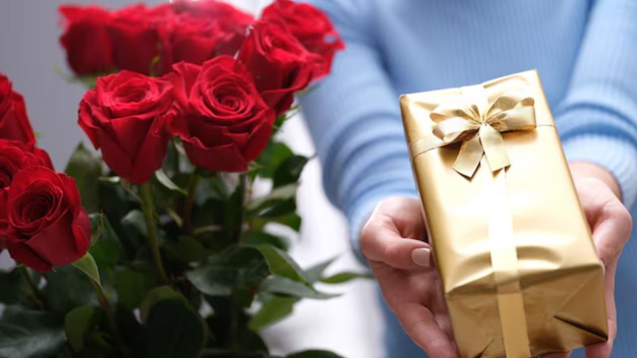 Rose Day 2026: सिर्फ गुलाब देने की गलती न करें! पार्टनर को इम्प्रेस करने के लिए ये रहे 5 गिफ्ट आइडियाज