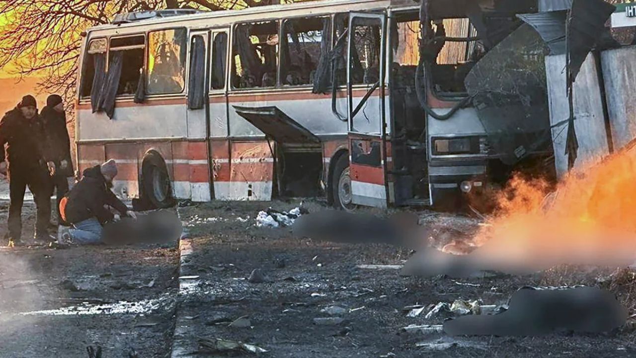 यूक्रेन पर रूस का इस साल का सबसे बड़ा हमला; बस पर ड्रोन स्ट्राइक में 15 खनिकों की मौत; कीव में पसरा मातम