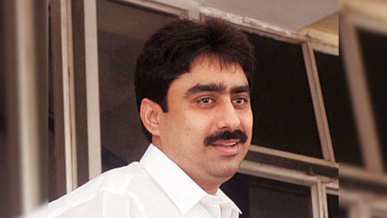 मुंबई लोकल की बढ़ती भीड़ पर सांसद संजय दीना पाटिल का हमला, रेलवे सुरक्षा पर उठाए सवाल