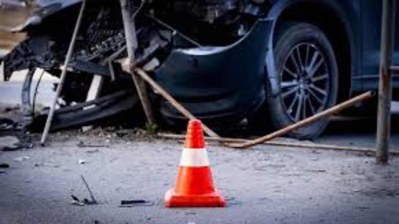 Solapur News: अक्कलकोट-सोलापुर रोड पर भीषण हादसा, दो की मौत, एक गंभीर