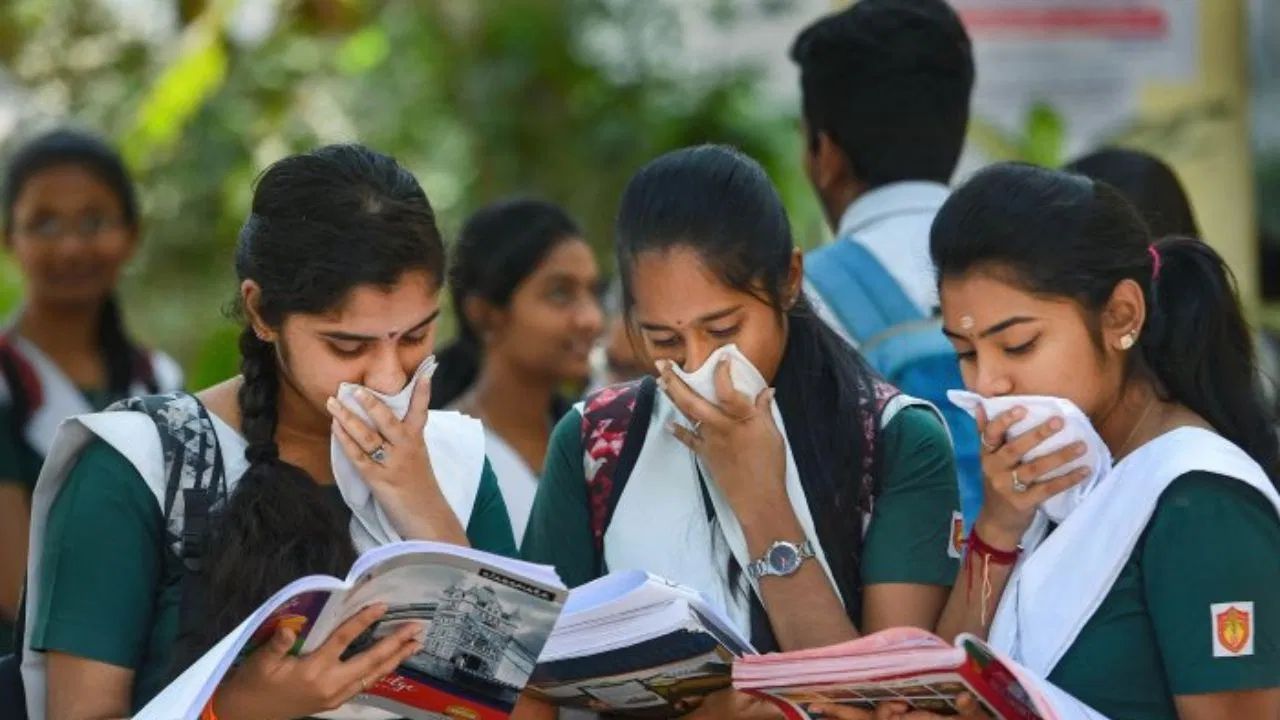बोर्ड एग्ज़ाम की तैयारी कर रहे छात्र रोजाना करे इन मंत्रों का जाप, पढ़ाई में लगने लगेगा मन