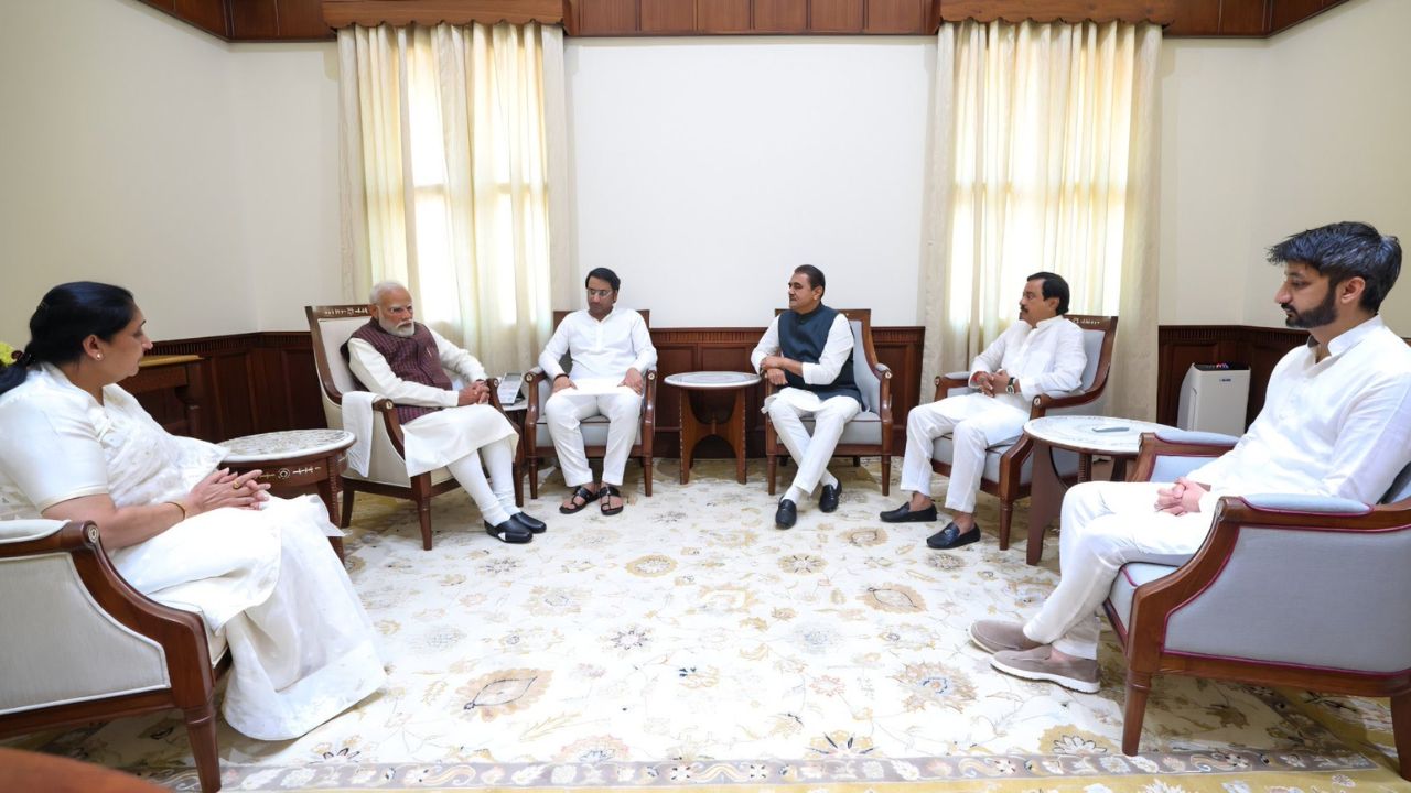 PM Modi और अमित शाह से मिलीं सुनेत्रा पवार, महाराष्ट्र की सियासत में हलचल तेज, जानें क्या हुई बात?