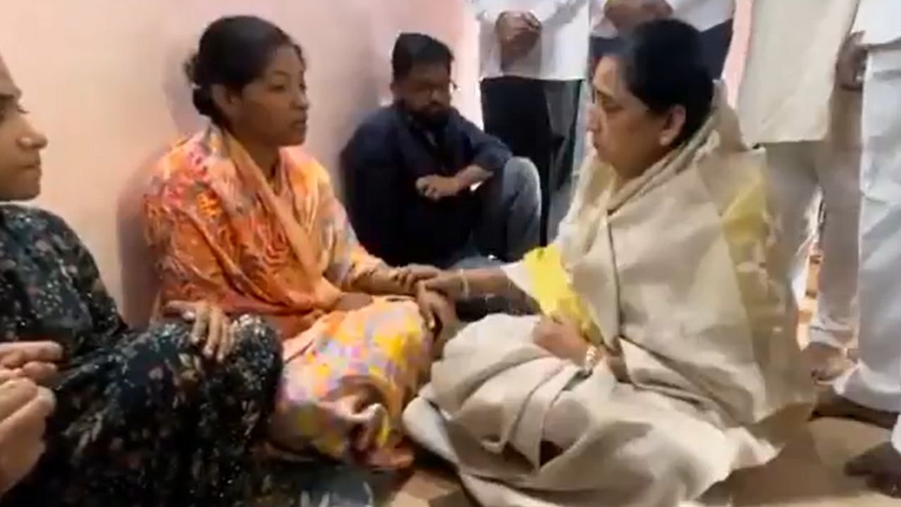 कर्तव्य पथ पर शहीद हुए सुरक्षा गार्ड विदीप जाधव, सुनेत्रा पवार ने परिवार को बंधाया ढांढस- ‘मैं आपके साथ हूँ’