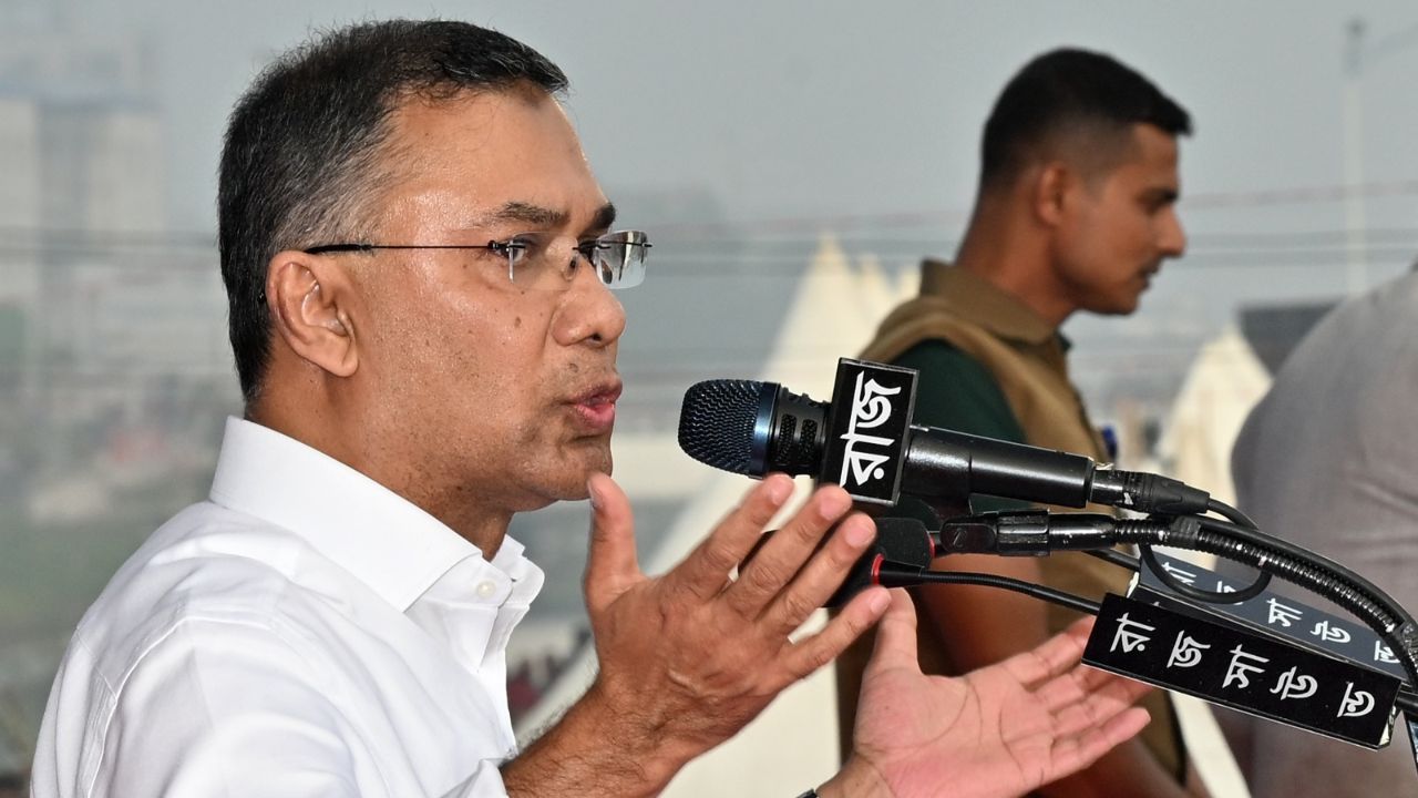 Bangladesh: बीएनपी का ‘फजर प्लान’! मतदान केंद्रों पर नमाज और वोटों की पहरेदारी; तारिक रहमान की अपील से हड़कंप