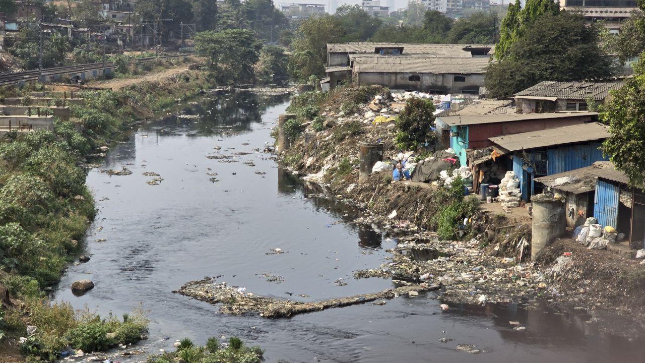  वालधुनी नदी में औद्योगिक कचरे और सीवेज के कारण बढ़ते प्रदूषण