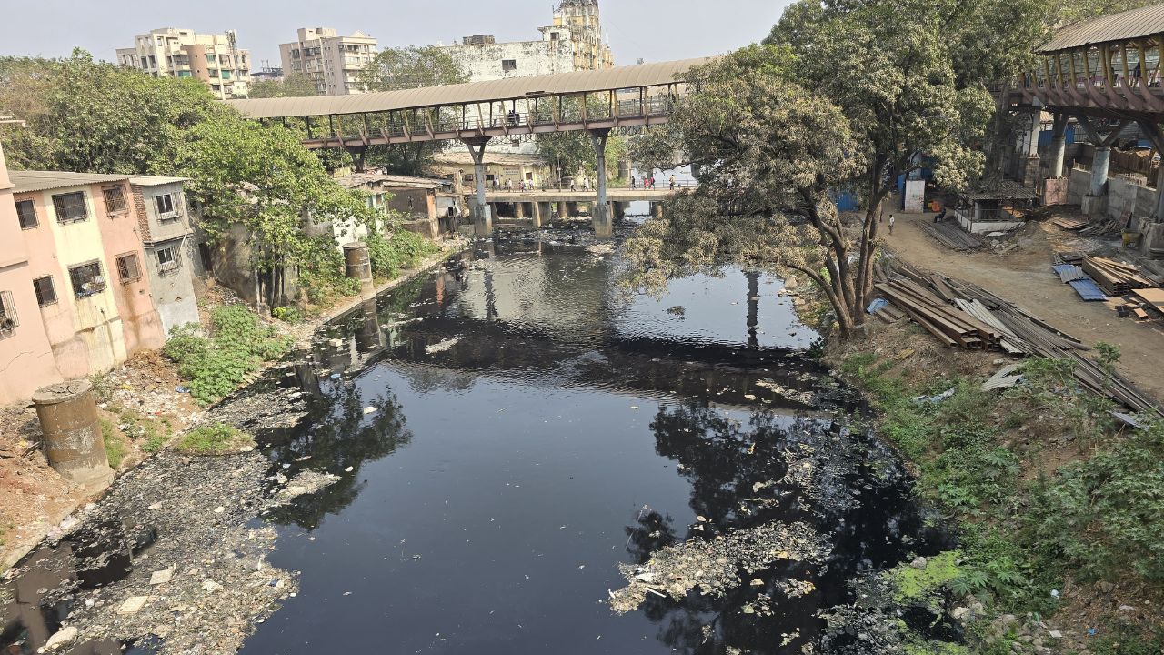 हर हफ्ते रंग बदलती है वालधुनी नदी, नदी को नाला बनाने के लिए केमिकल कंपनियां जिम्मेदार