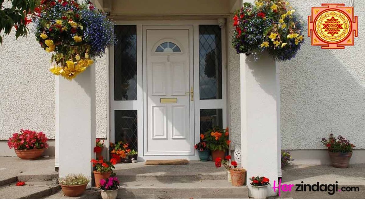 कहीं आप भी तो नहीं कर रहे ये गलती? मुख्य द्वार की ये 4 चीजें लाती हैं कंगाली।