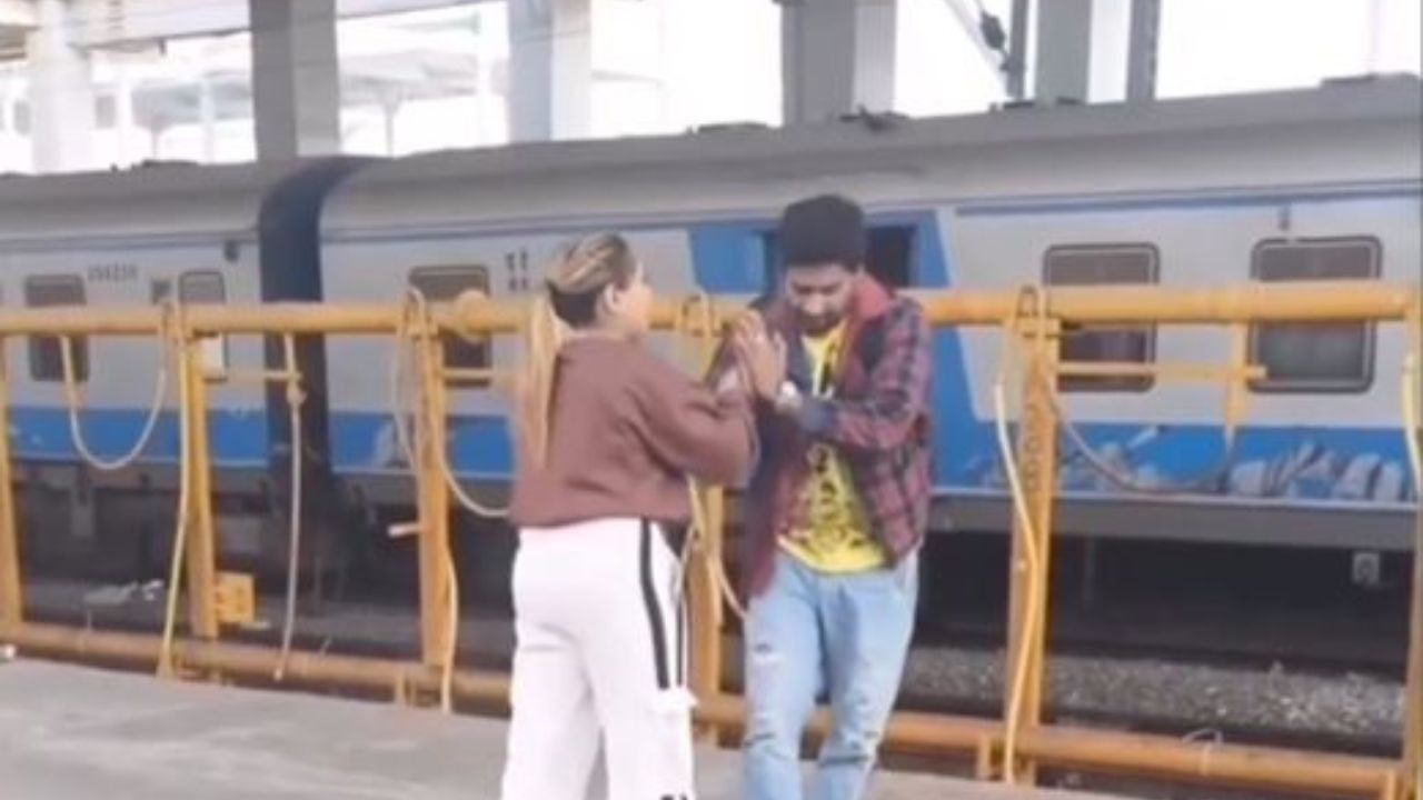 रेलवे स्टेशन पर कपल का हाई वोल्टेज ड्रामा, युवक ने खुद को चप्पल से मारा; वीडियो वायरल