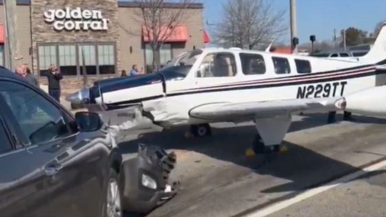 अमेरिका के गेन्सविले में छोटे विमान की सड़क पर इमरजेंसी लैंडिंग, बड़ा हादसा टला
