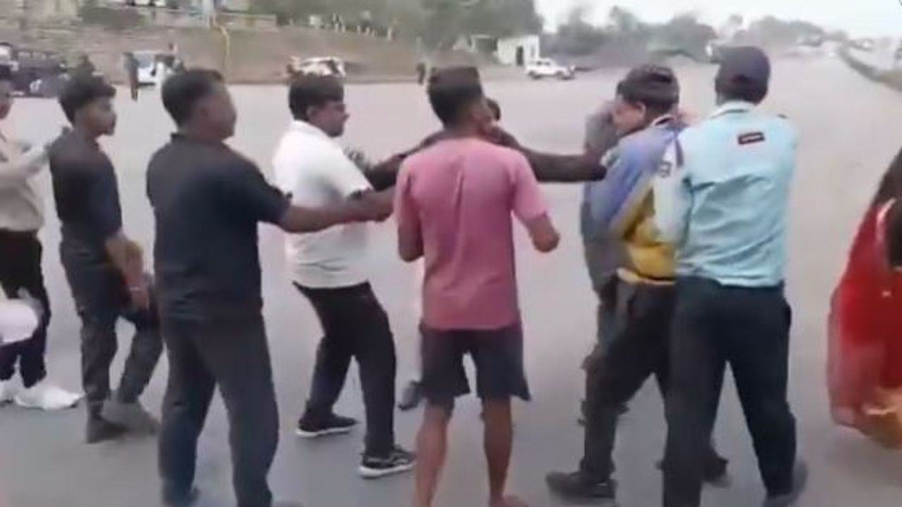 यूपी के सोनभद्र में टोल प्लाजा पर गुंडागर्दी! महिला वकील और परिवार की बेरहमी से पिटाई, वीडियो वायरल