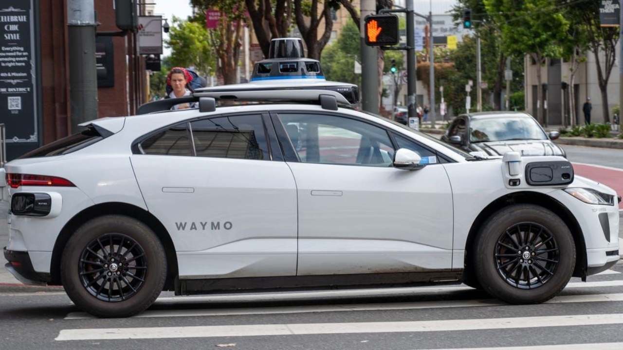 स्कूल के पास रोबोटैक्सी ने बच्चे को मारी टक्कर, Waymo पर फिर उठे सवाल, जांच शुरू