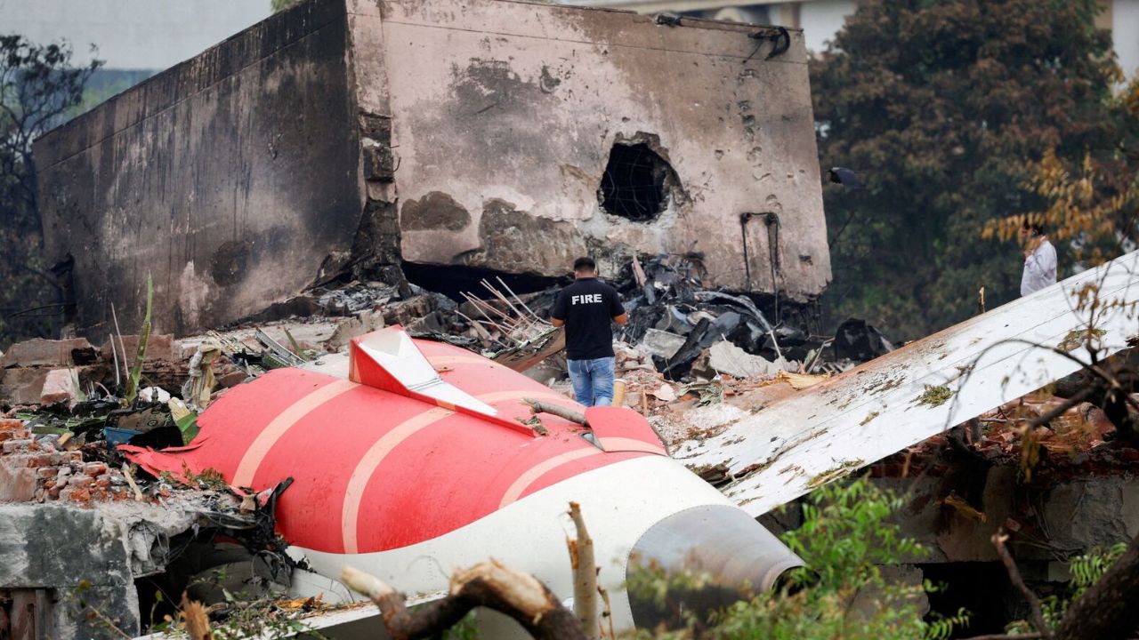 एयर इंडिया के पायलट ने ‘जानबूझकर बंद किए फ्यूल स्विच’, अहमदाबाद प्लेन क्रैश को लेकर इटली के अखबार का बड़ा दावा