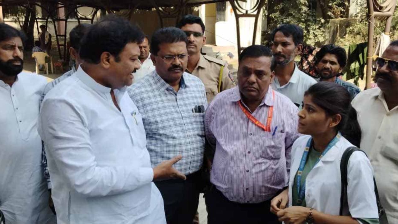 Akola West MLA Sajid Khan Pathan slams GMC Hospital administration over poor food quality, lack of ward boys, and alleged corruption by a Minister's relative.