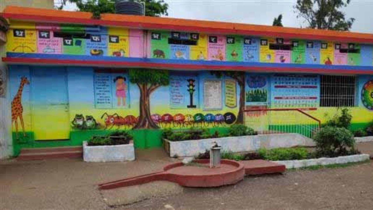 डिजिटल इंडिया का कड़वा सच: अकोला की 950 स्कूलों में बिजली गुल, धूल फांक रहे हैं करोड़ों के उपकरण