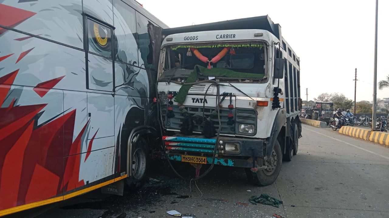 गोंदिया-भंडारा हाईवे पर मौत को छूकर लौटे 26 बाराती; ट्रक और ट्रैवल्स की भीषण भिड़ंत, मची चीख-पुकार