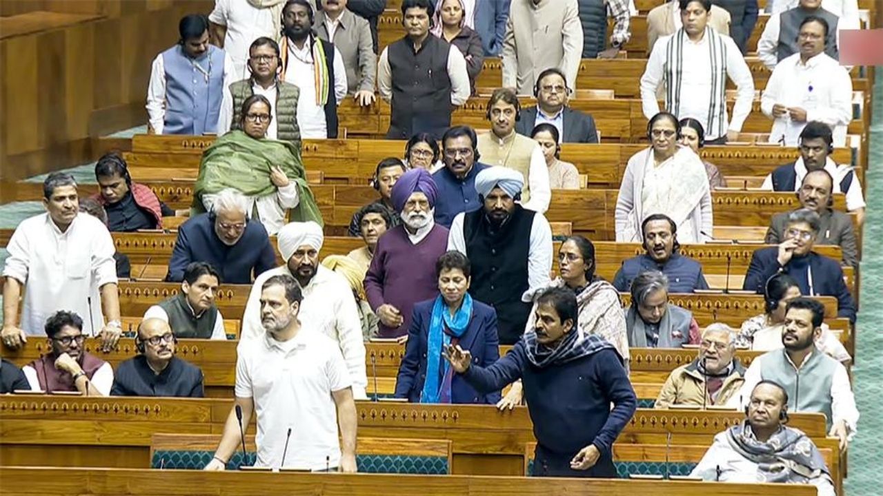 US टैरिफ डील पर विपक्ष का संसद में हंगामा, PM मोदी के खिलाफ जमकर हुई नारेबाजी, विपक्ष का राज्यसभा से वॉकआउट