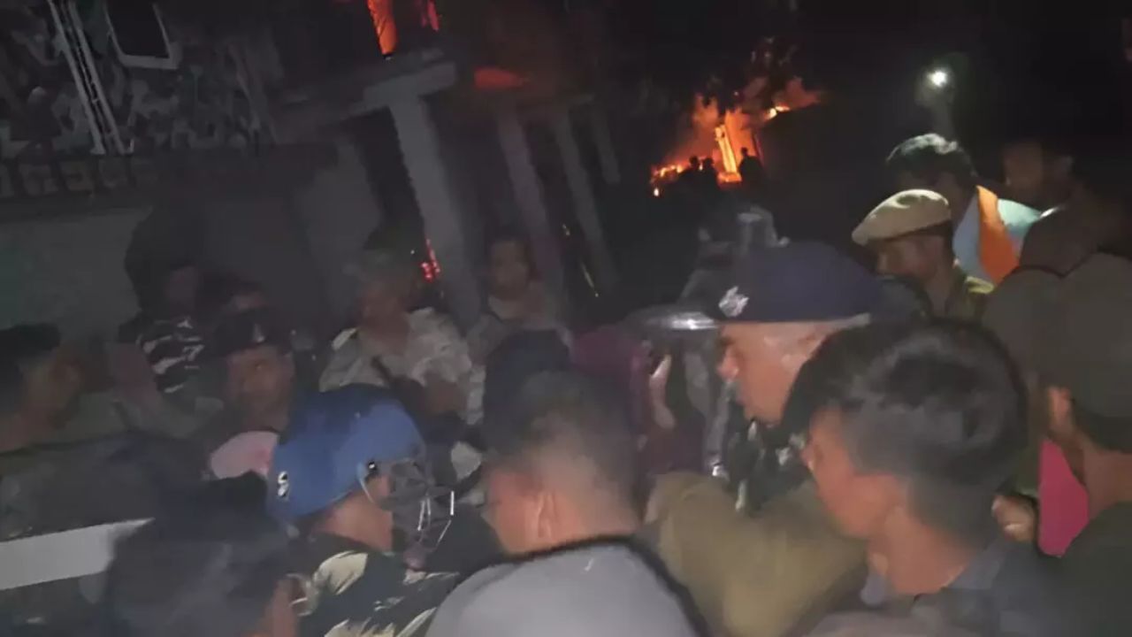 छत्तीसगढ़ के गरियाबंद में भारी तनाव: मंदिर तोड़ने वाले आरोपियों ने जेल से छूटते ही किया हमला, भीड़ ने फूंके घर